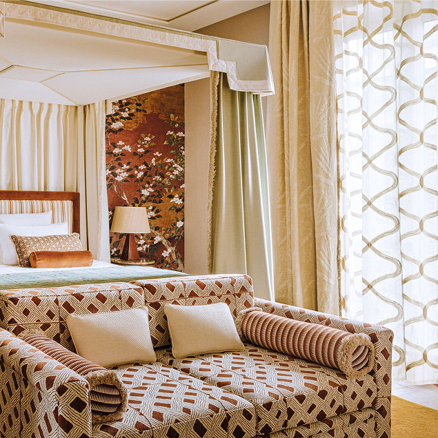 Chambre de l'hôtel Saint James à Paris, décorée avec des tissus Misia