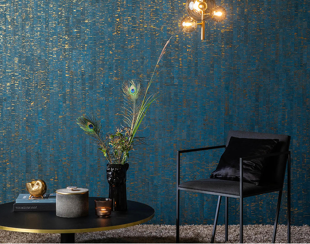 Revêtement mural Omexco bleu texturé dans un intérieur contemporain avec fauteuil noir