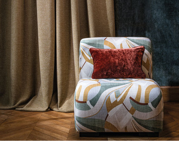 Fauteuil, drapés et coussin réalisés avec différents tissus Misia